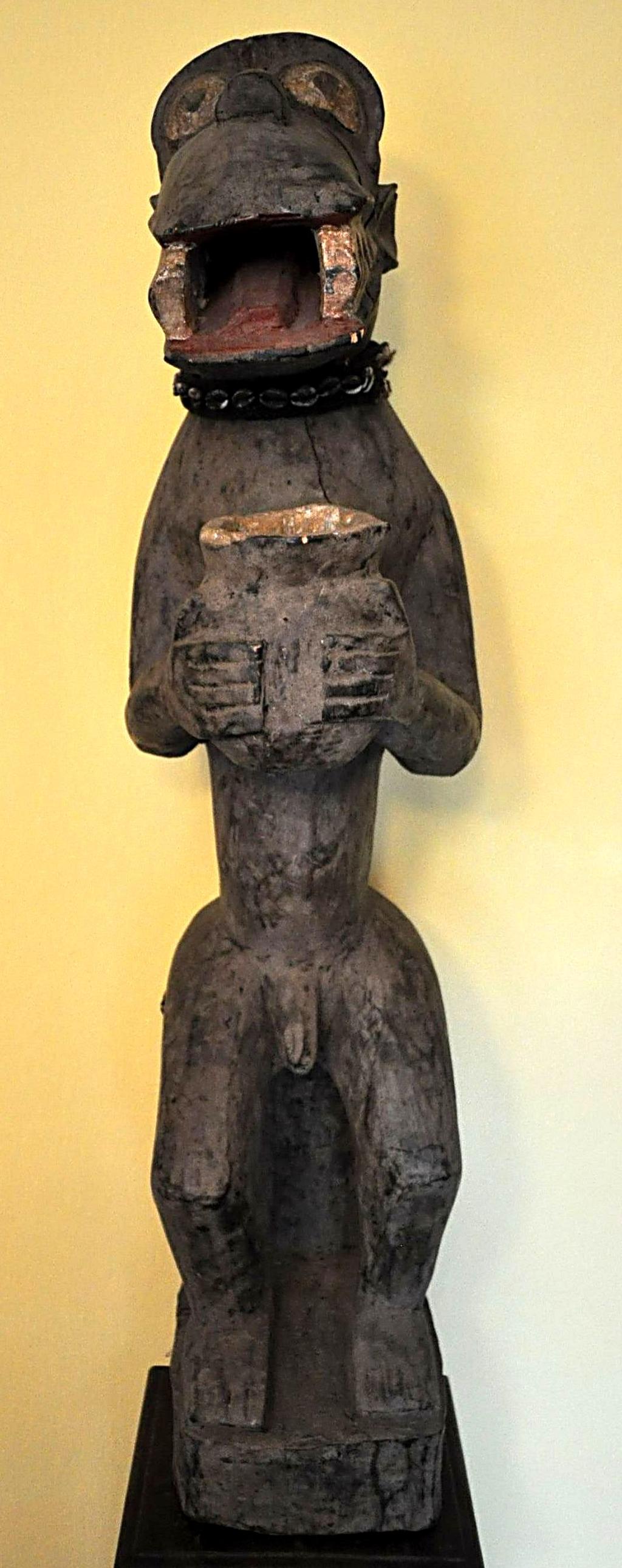 Zdjęcie po lewej Baule, figura przedstawia bóstwo małp Gbere, które było odpowiedzialne za karanie dusz w zaświatach.