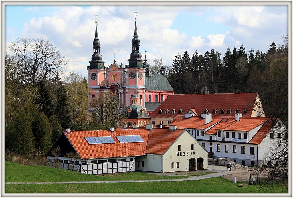 Sanktuarium maryjne w Świętej Lipce W Wilczym Szańcu Z Gierłoży uczestnicy Zlotu udali się do