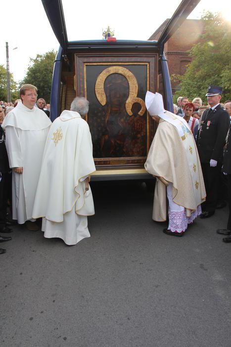 Biskup i Ksiądz Proboszcz składają Cię młodzież Maryjo wprowadzają żeńska, i kolejno nauczyciele, niosą: Cię dostrażacy,