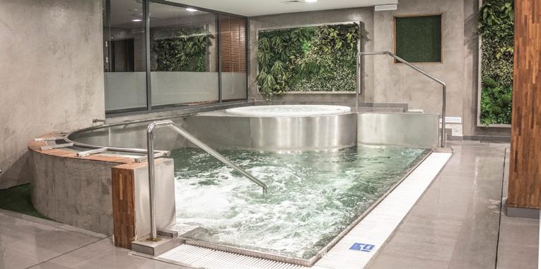 strefa relaksu relaxation zone Bezchlorowy basen o wymiarach 15m x 6m Basen z hydromasażem Brodzik dla dzieci Jacuzzi wewnętrzne i zewnętrzne (na tarasie) 3 sauny: sauna mokra, sauna sucha i laconium