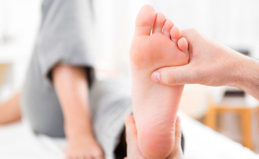 Diagnostyka w rehabilitacji Badanie przedmiotowe oglądanie obmacywanie (badanie dotykiem) dokonywanie pomiarów W diagnostyce lekarskiej