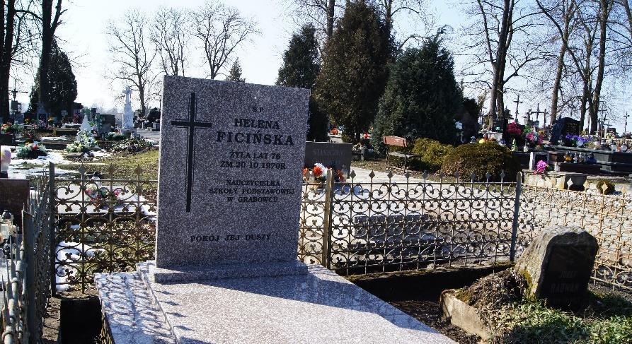 Pochowana na cmentarzu parafialnym w Grabowcu. Mąż: Henryk Ficiński. Patrz hasło: Ficiński Henryk. Ślub odbył się 12 lutego 1922 roku. 3.68. Ficiński Henryk Syn Adama i Antoniny z domu Jędrasiewiczów.