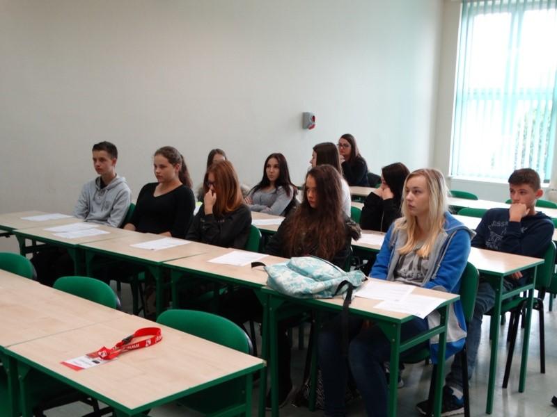 Człowiek jest wielki nie przez to, co ma, nie przez to, kim jest, lecz przez to, czym dzieli się z innymi".