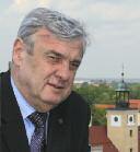 REGION ma ga li się, by so kol nik jak naj szyb ciej zro bił po - rzą dek z re zy du ją cy mi na ryn ku go łę bia mi, in - ni sku tecz nie utrud nia li mu pra cę, wciąż upar - cie do kar mia jąc pta
