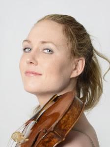 Esther-Rebecca Neumann Urodzona w Linzu, absolwentka klasy skrzypiec w Universität für Musik und darstellende Kunst w Wiedniu. Jako muzyk orkiestrowy grała m.in. w Tonkünstler Orchester, Concertverein, Ambassade Orchester, Orchester Neue Oper Wien, a także w Tiroler Ensemble für Neue Musik, występując w Europie i Azji.