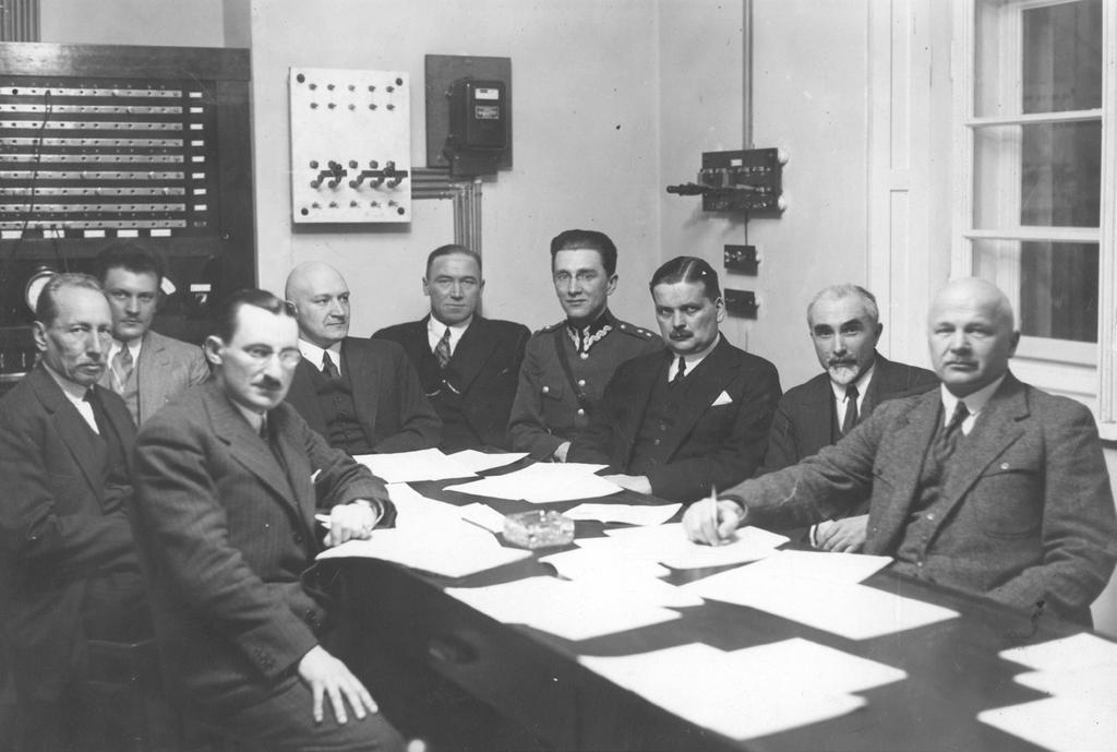 Paweł Woźniak Instytut Radiotechniczny 1928 1934 Fot. 1. Walne Zgromadzenie członków Instytutu Radiotechnicznego w Warszawie, 28 marca 1931 r. Na pierwszym planie po lewej J. Groszkowski.