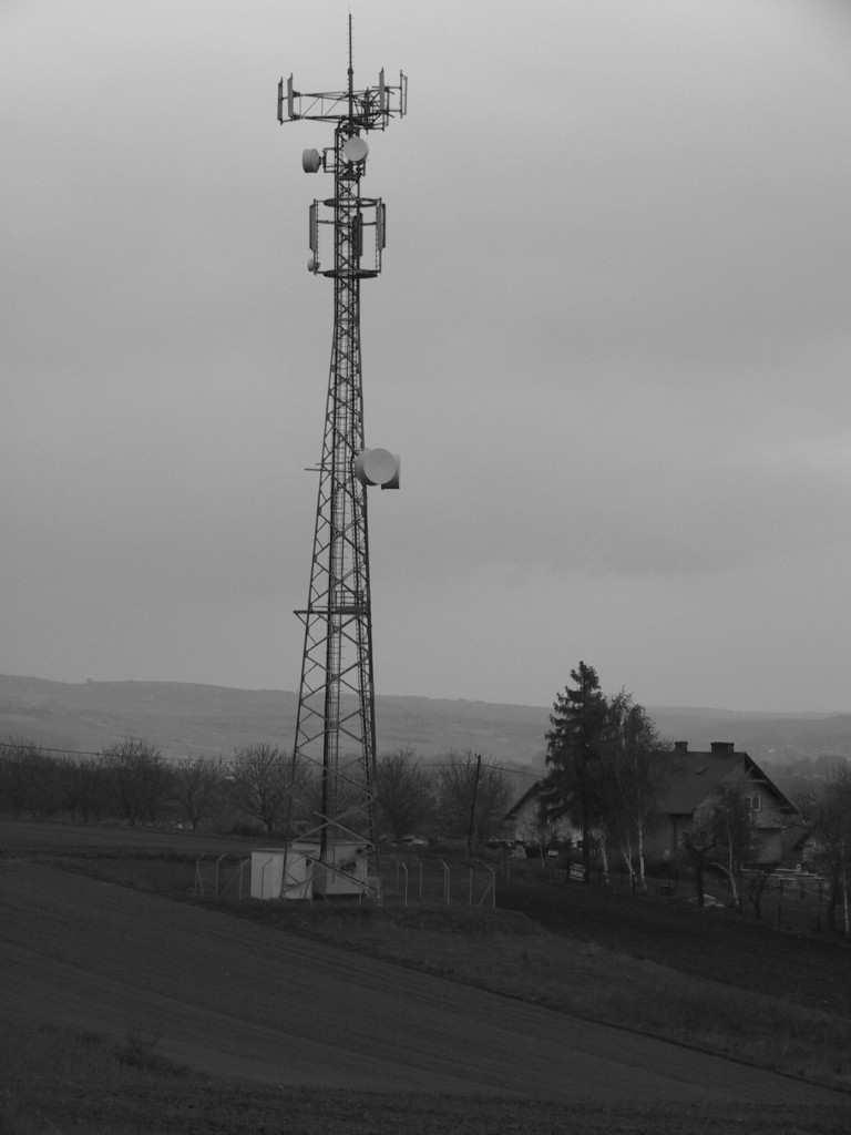 Najistotniejsze z nich to wypalenie otworu w pręcie skratowania celem montaŝu drąŝka usztywniającego czaszę anteny linii radiowej φ 1,8 m (rys.