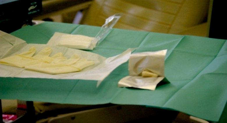 Woundclot jest bardzo chłonny (absorpcja ponad 2500% jego własnej wagi), a matryca powstała w wyniku tamowania krwawienia zatrzymuje płytki krwi i antykoagulanty w środowisku hemodynamicznym.