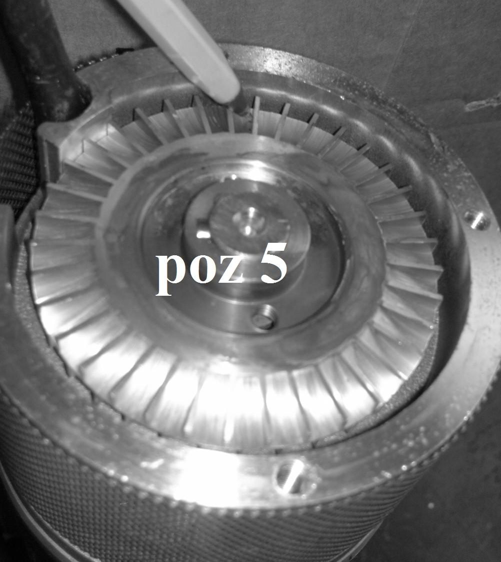 2) oraz górnej pokrywy stopnia (rys 3 poz. 4), należy podjąć próbę obrócenie wirnikiem pompy (rys 4 poz. 5).