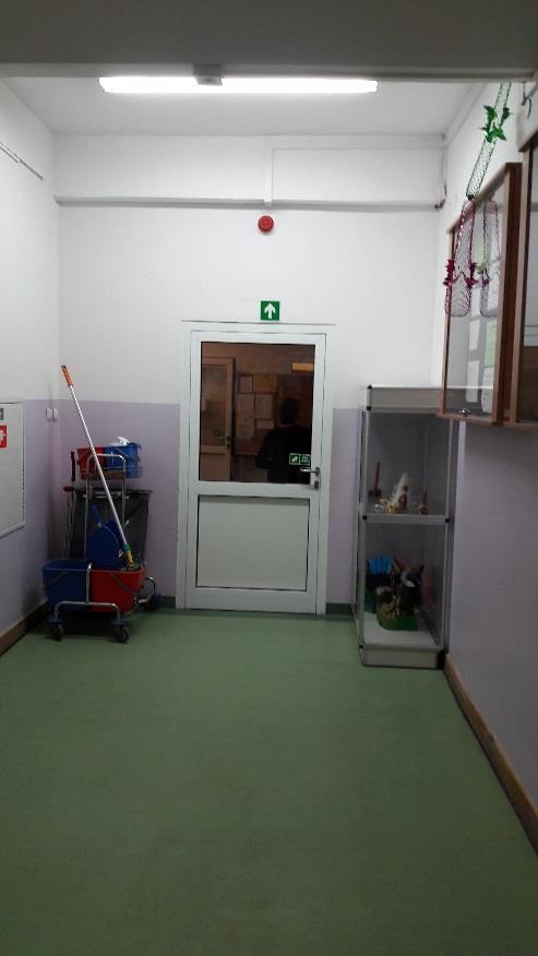 część dydaktyczna na parterze; 5 pełnowymiarowych sal