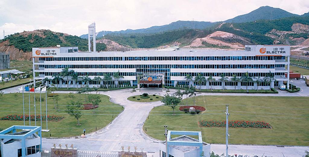 Shenzhen (Chiny) 6 zak adów produkcyjnych na Êwiecie Kon cern po sia da 6 no wo cze snych fa bryk o wy daj - no Êci 1.700.000 jed no stek rocz nie.