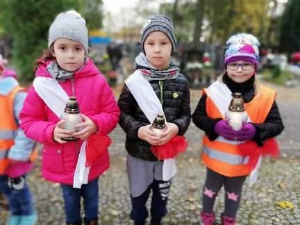 W ten sposób dzieci przygotowywały się do przyjścia gości: żołnierzy z Wojskowej Komendy Uzupełnień, którzy opowiedzieli o swojej pracy oraz ćwiczyli z przedszkolakami odpowiednią postawę podczas