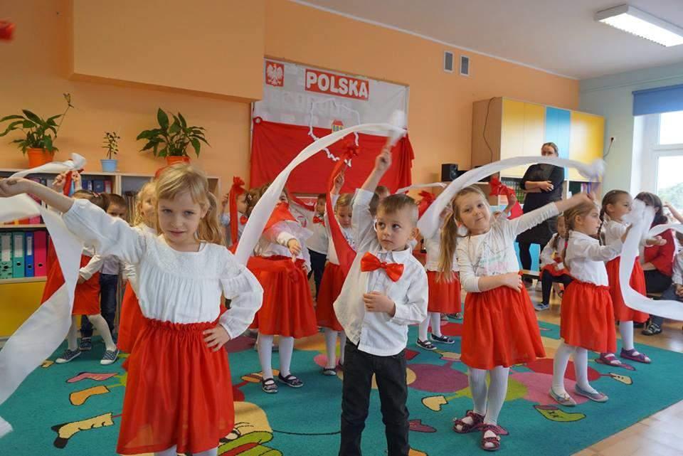 ZADANIE 4 Nauka piosenki o tematyce patriotycznej ( Polsko, śpiewam dla Ciebie oraz Polska mój kraj wykonały wszystkie dzieci z przedszkola. ZADANIE 5 Nauka tańca ludowego Lasowiak.