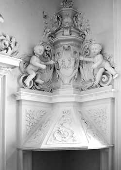 Spośród dzieł świeckich dekoracji baranowskiej najbliższy jest chyba wystrój pałacu Bielińskich w Otwocku Wielkim, gdzie również znaczną rolę kompozycyjną odgrywają obramienia, a