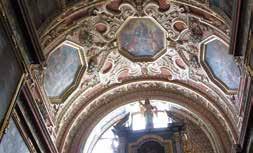 Józef Piotrowski uznał, że dekoracja sztukatorska kopuły, zdobienia arkady wejściowej, a także nagrobek trzech Sieniawskich, zostały wykonane później niż pomnik ich ojca, nie przez samego Pfistera,
