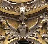 Ta autorka przeprowadziła też analizę architektury i dekoracji kaplicy, dochodząc do wniosku, że sztukateria czaszy jest połączeniem pilastrowych podziałów imitujących bęben, wzorowanych na