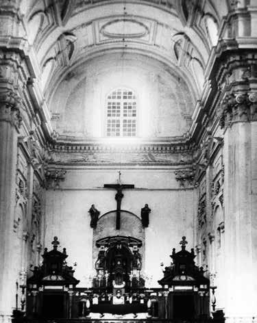 Wyraźnie odrębny charakter miały architektoniczne dekoracje głównego wnętrza kościoła.