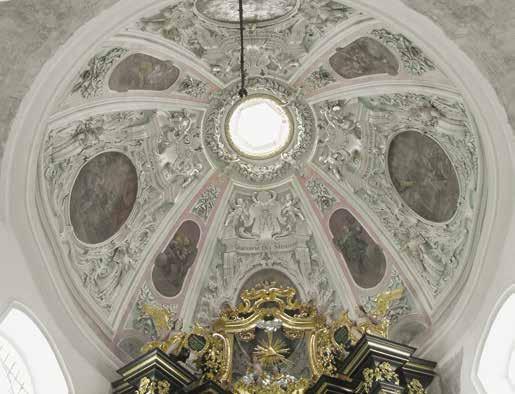 ustępującą jedynie pracom Fontany. Przewyższa ona znacznie zarówno stiuki jasnogórskie, jak i dekorację kościoła w Lądku, nie wspominając o innych pracach wiązanych z warsztatem Albertiego.