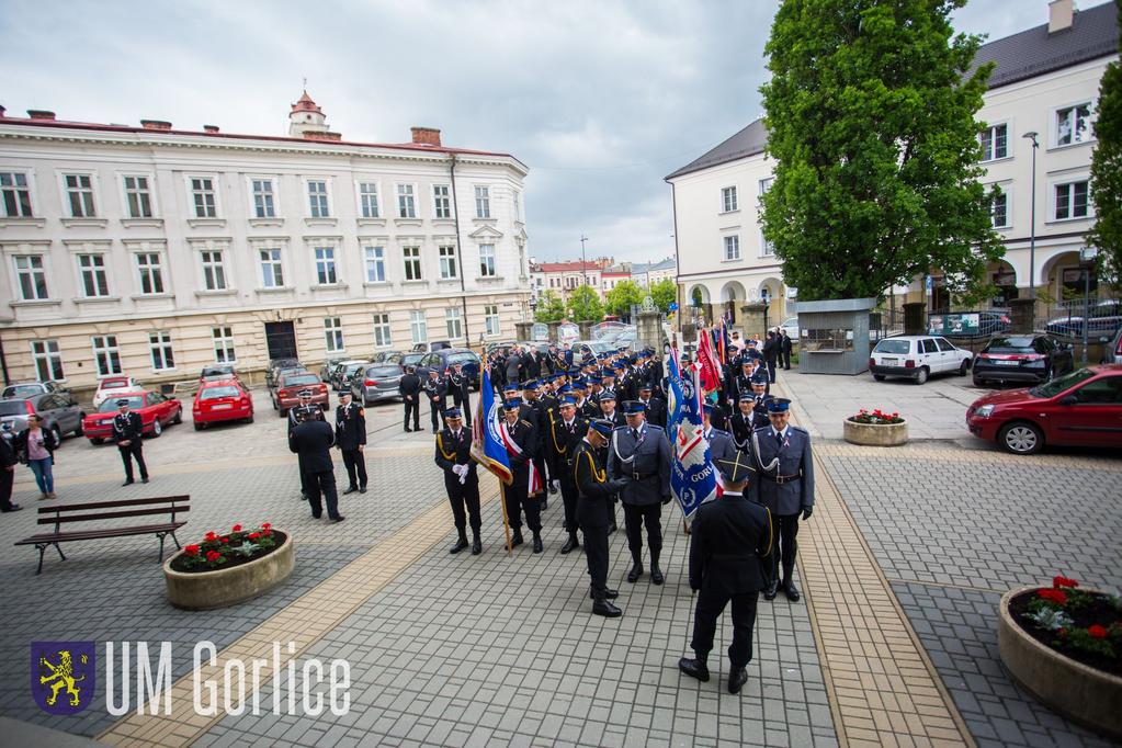Wiadomości Czwartek, 17 maja 2018 Strażacy świętowali na gorlickim Rynku W dniu dzisiejszym (tj. 17.05.) strażacy z regionu gorlickiego obchodzili swoje święto - Dzień Strażaka.