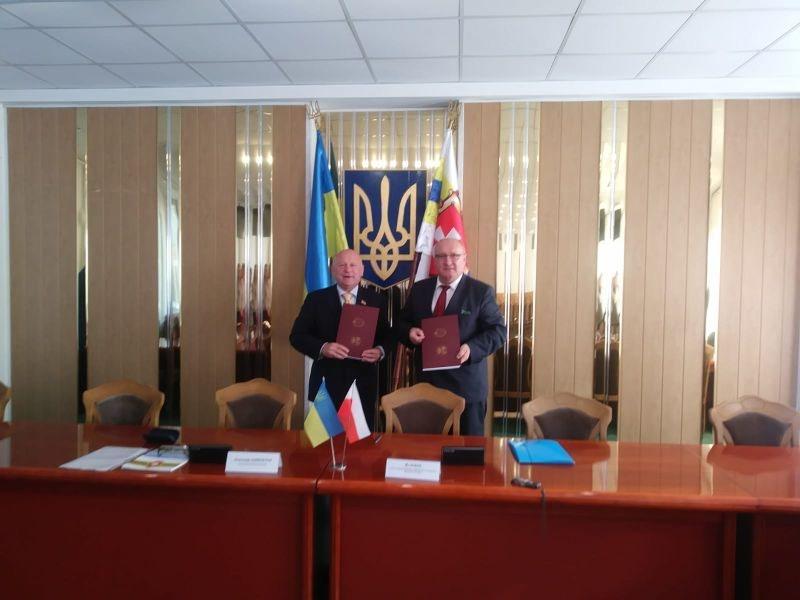WYDARZENIA Z REGIONU Współpraca Sejmiku Województwa Warmińsko-Mazurskiego z Ukrainą Przewodniczący sejmiku województwa warmińsko-mazurskiego, Pan Jan Bobek, podpisał plan współpracy pomiędzy