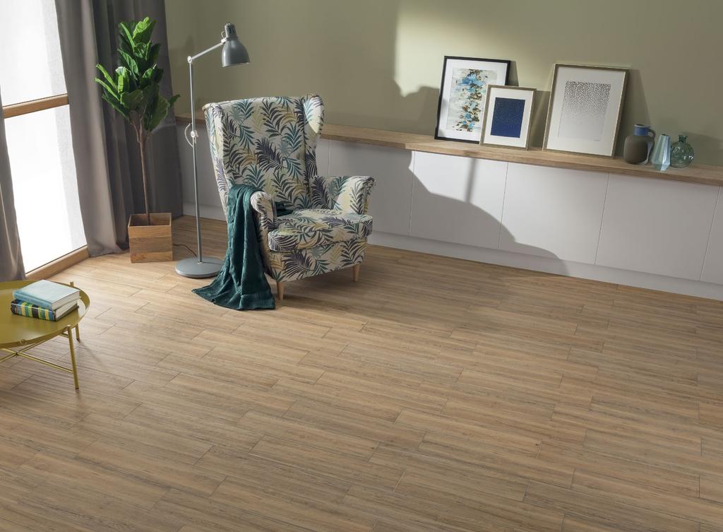 ASPEN Wnętrze pełne drewna zaprasza do odpoczynku. Mocny kolor i wyraźną strukturę podłogi uzupełniają jasne meble i delikatny kolor ścian.