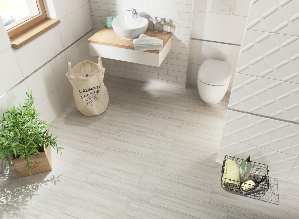 ASPEN Biel spotyka biel. Spójna kolorystyka wzbogacona o zróżnicowane faktury wraz z delikatnym rysunkiem drewna na podłodze nadaje łazience przytulny charakter.