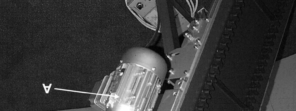 1 Zespół napędowy umieszczony pod przenośnikiem Jeśli silnik napędowy przenośnika zainstalowany jest poniżej taśmy, wówczas należy upewnić się, że łańcuch napędowy jest odpowiednio