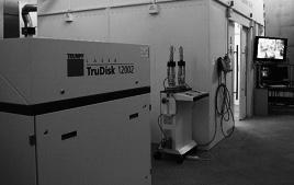 Przebieg i wyniki badań Próby spawania hybrydowego laser + MAG przeprowadzono na zrobotyzowanym stanowisku, w skład którego wcho dzi laser dyskowy najnowszej generacji TruDisk 12002 oraz robot