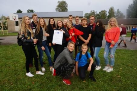 Dnia 25 sierpnia gmina świętowała koniec wakacyjnych prac i złożyli hołd byłym nauczycielom szkoły w wiosce, która niestety została zamknięta dziesięć lat temu.