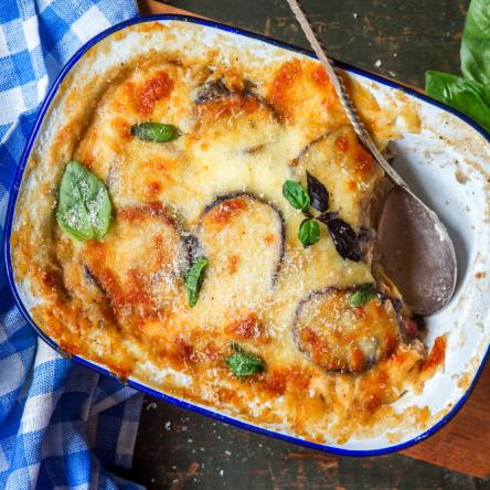 Moussaka Powyżej 1h Średnie Przystępne Ziemniaki obieramy i gotujemy w całości w osolonej wodzie przez 20 minut. Na patelni grillowej smażymy bakłażany pokrojone w plastry, aż zbrązowieją.