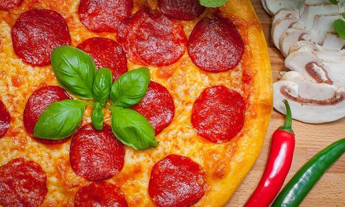 - 2 spody do pizzy Wykonanie Ser zetrzyj na tarce, pieczarki umyj i pokrój na plasterki, a cebulę w piórka. Sos pomidorowy wymieszaj z ziołami.