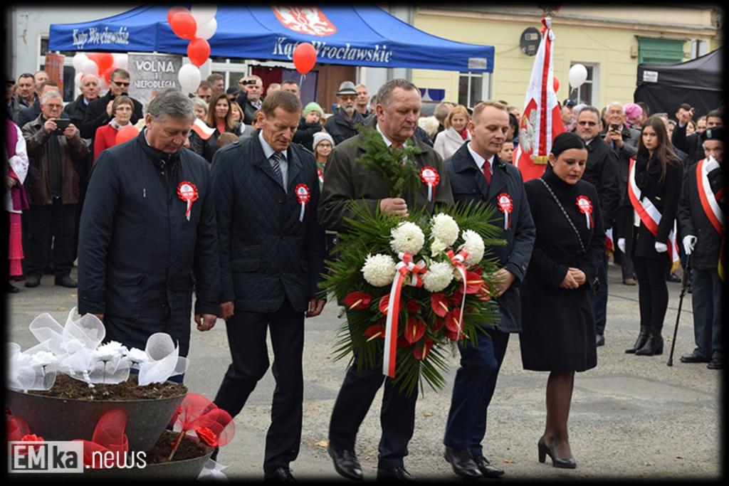 szczególnych delegacji wieńcowych na czele z panem burmistrzem Antonim Kopciem, po czym odśpiewany został Hymn Narodowy oraz podniesienie Flagi Państwowej.