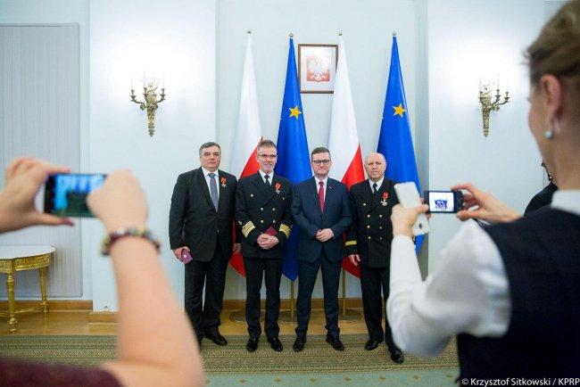 Profesorowie Akademii Morskiej odznaczeni przez prezydenta Trzej profesorowie Akademii Morskiej w Gdyni dostali wysokie wyróżnienia od prezydenta RP Andrzeja Dudy. Prof. Janusz Zarębski oraz prof.