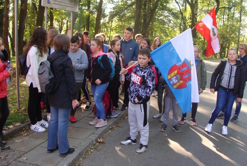 organizatorów, Partnera oraz Patronów Rajdu; - zamieszczono informację o Rajdzie na stronie internetowej Oddziału Krakowskiego PTTK; - zaprojektowano i wykonano odznaki rajdowe, które otrzymali