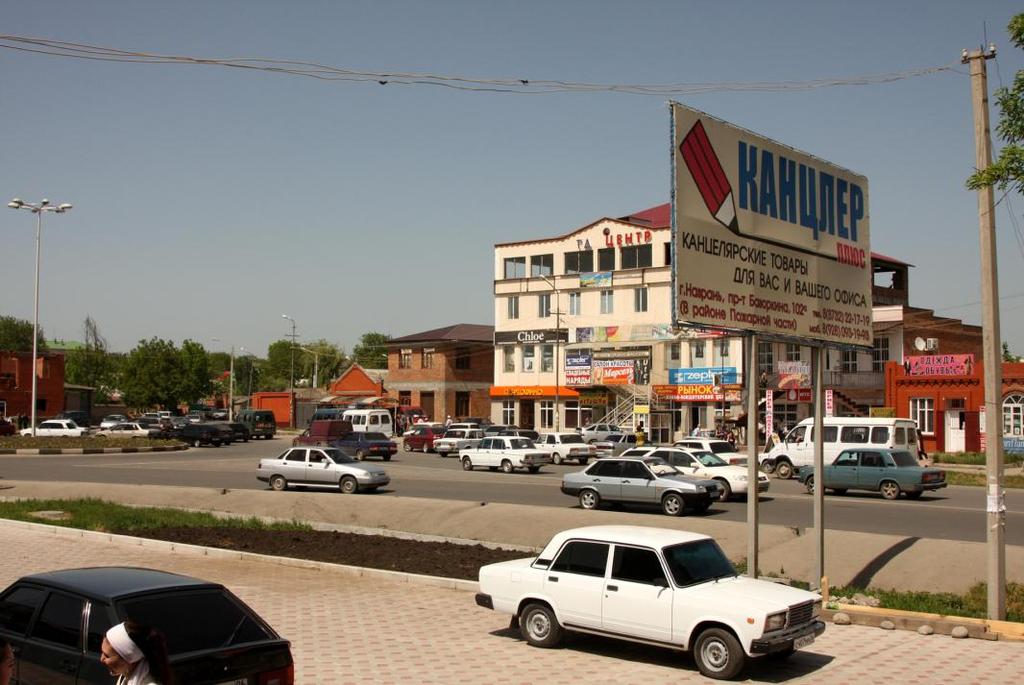 groznieńskij (126.9 tys. + Miasto Grozny - 210,1 tys.), gudermeskij (71 tys. + miasto Gudermes: 43,97 tys.), itum-kaliński (6 tys.), kurczałojewskij (101.6 tys.), nadterecznyj (51,7 tys.