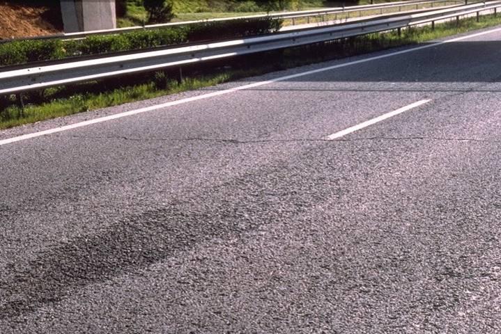 Motywy stosowania wapna hydratyzowanego w MMA Wielofunkcyjny dodatek zwiększający trwałość działanie wody starzenie chemiczne zwiększone właściwości mechaniczne 10 Motywy stosowania wapna