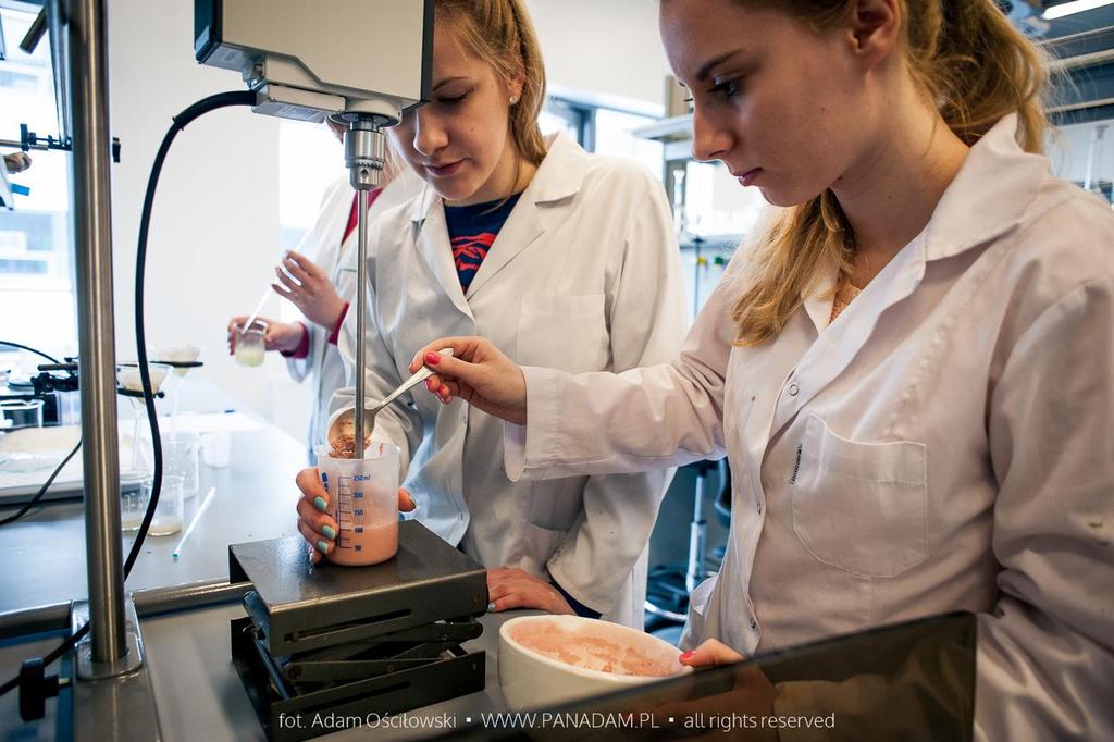 JEDNOSTKI I LUDZIE 11 katedr 33 pracowni naukowych 19 profesorów