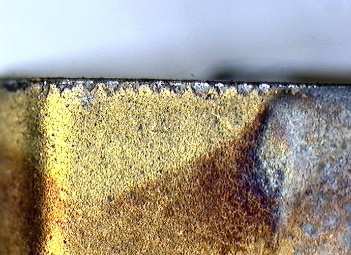 Wykruszenia ostrza z węglików Spowodowane zużyciem ściernym i lokalną koncentracją naprężeń pochodzących od: twardych wtrąceń w materiale obrabianym obróbki przerywanej wykruszenia drgań