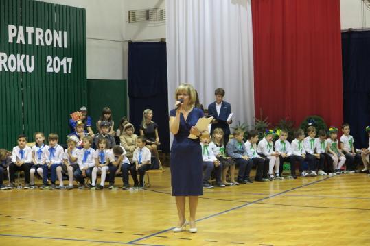 Ewę Dziurę wcielili się w postacie Józefa Piłsudskiego, Tadeusza Kościuszki, Josepha Conrada- Korzeniowskiego, Adama Chmielowskiego, Honorata Koźmińskiego oraz rzeki Wisły.