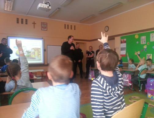 Najmłodsi uczniowie przygotowali się do tej chwili równie uroczyście. Śpiewem i tańcem uświetnili dzień ślubowania. Udowodnili, że znają historię Polski, potrafią uczyć się i bawić.
