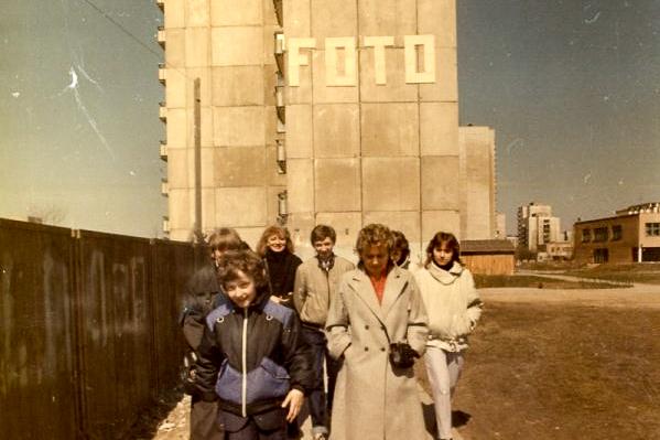powyżej: Maciej Mazur w drodze na komunię świętą - w tle blok przy ul. Koncertowej 3 (maj 1987 r.); tradycyjna ursynowska "komunistka" w rejonie ul. Dembowskiego (1985 rok), źródło: ursynow.org.