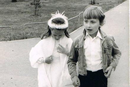 Złapała taksówką na postoju i zawiozła do domu. Do przedszkola już nie wróciłem. Więc jak upływały lata z babcią? Powracające wspomnienie z lat 80. to zakupy.