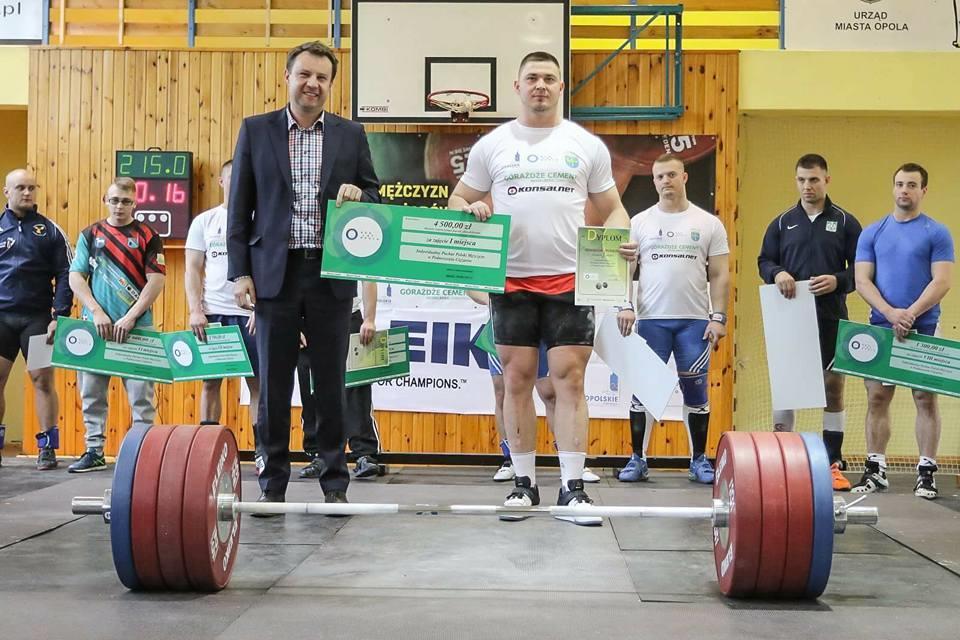 94 Mateusz Skulimowski 85,80 98 Budowlani Opole 332 152 180 392,4 105 Marcin Izdebski 99,50 99 Orlęta Łuków 330 150 180 366,6 +105 Jakub Węgrzyn 143,80 99 Wisła Puławy 360 165 195 364,7 Open Kacper