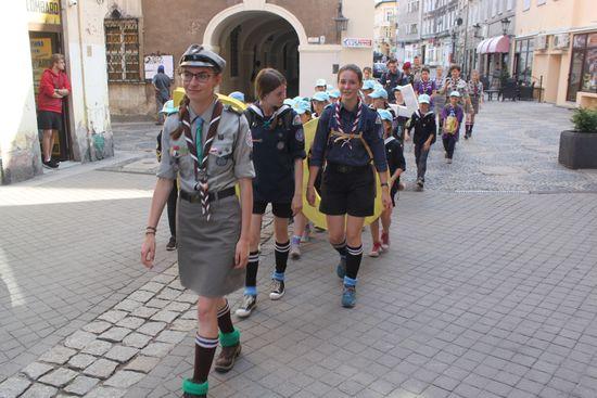 Na kłodzkim rynku w podsumowaniu czterodniowej imprezy odbywającej się w Sudetach Środkowych, nasyconej przygodą, uczestniczyła m.in. naczelnik ZHP hm. Małgorzata Sinica i lokalni samorządowcy.