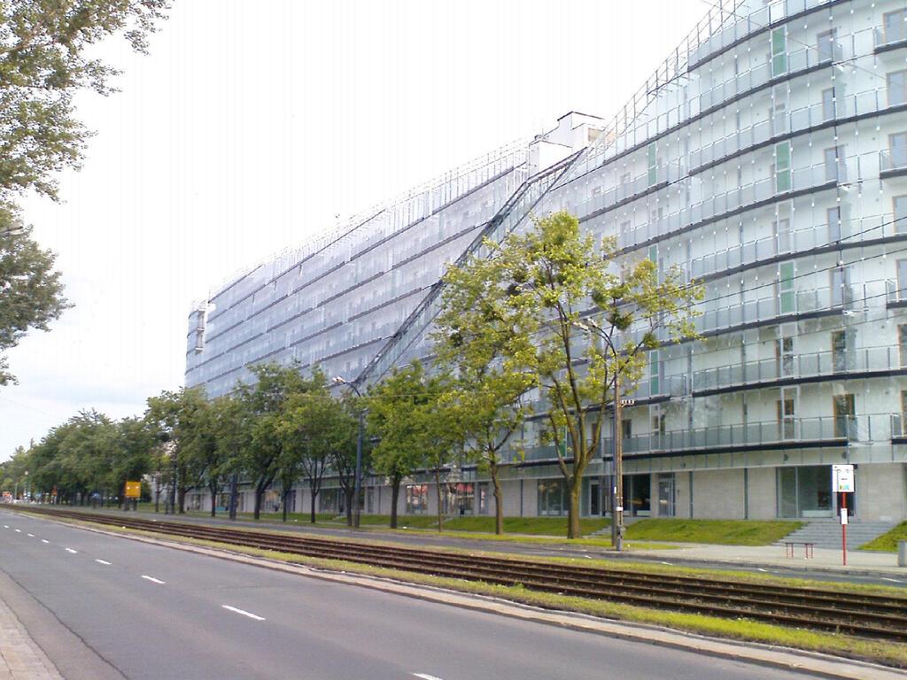 Największy w Warszawie budynek mieszkalny z ekranami szklanymi na elewacjach eksponowanych na hałas.