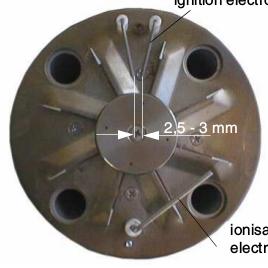 5 Ustawienia elektrod zapłonowych Elektrody ustawione są fabrycznie Elektroda zapłonowa Elektroda jonizacyjna 6 Jonizacyjna kontrola płomienia Jeżeli poda się między palnik a elektrodę jonizacyjną