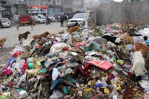 1. Spalanie odpadów jest odpadotwórcze Odpady komunalne zawierają w sobie wiele materiałów takich jak: papier, plastyk, szkło etc.