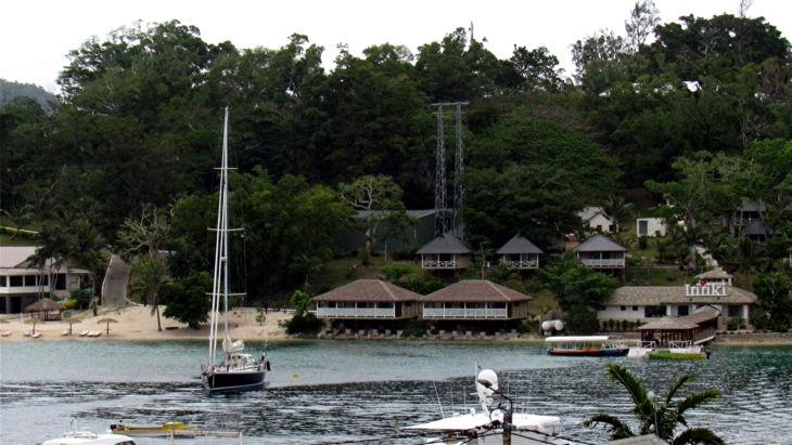 Jachty cumują pomiędzy tymi domkami na wysepce i centrum