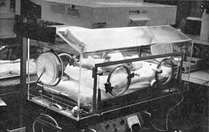 Fotomedycyna terapia żółtaczki u noworodków (niedojrzałość wątroby powoduje akumulację bilirubiny w organizmie i może powodować uszkodzenia mózgu) ok. 1958 r.
