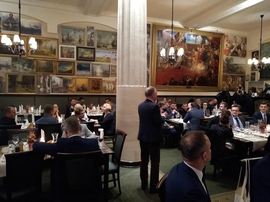 Uroczysta kolacja w restauracji